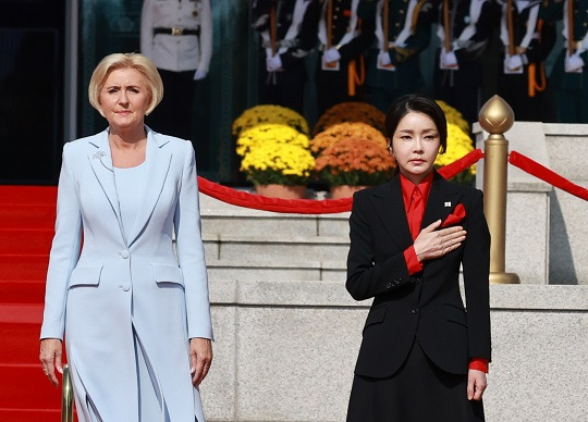 김건희 여사가 24일 서울 용산 대통령실 청사에서 열린 안제이 두다 폴란드 대통령 국빈 방한 공식환영식에서 국기에 경례하고 있다. 사진=뉴시스