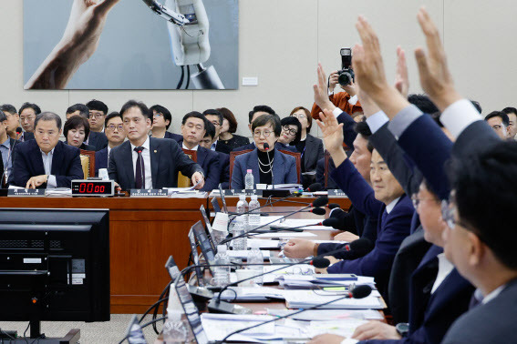 국회 과학기술정보방송통신위원회 더불어민주당 의원들이 24일 오후 서울 여의도 국회에서 열린 방송통신위원회 및 소관 감사대상기관 전체 종합 국정감사에서 김태규 방송통신위원장 직무대행을 국회 모욕죄로 의결하는 안건에 찬성 거수 표결을 하고 있다.(사진=뉴스1)