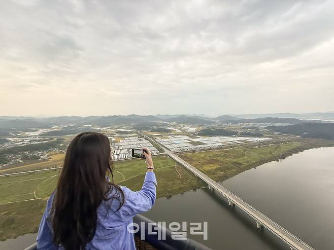 열기구에서 내려다 본 부여 시내와 백마강