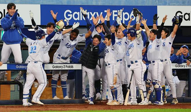 25일 오후 대구 삼성라이온즈파크에서 열린 2024 신한 SOL뱅크 KBO 포스트시즌 한국시리즈 3차전 삼성라이온즈와 KIA타이거즈의 경기. 7회말 무사에서 삼성 김헌곤이 솔로홈런을 치고 홈인한 뒤 세리머니를 하고 있다. 사진=연합뉴스