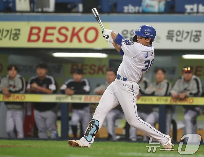 15일 오후 대구 삼성라이온즈파크에서 열린 프로야구 '2024 신한 SOL 뱅크 KBO 포스트시즌' 플레이오프 2차전 LG 트윈스와 삼성 라이온즈의 경기, 2회말 2사 상황 삼성 8번타자 김영웅이 LG 선발 손주영을 상대로 우월 1점 홈런을 터뜨리고 있다. 2024.10.15/뉴스1 ⓒ News1 공정식 기자