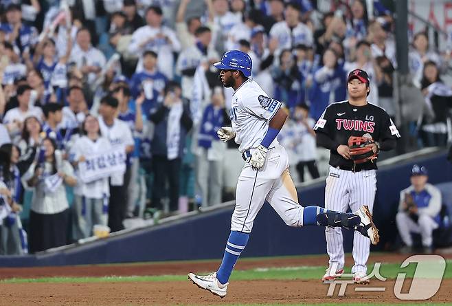 15일 오후 대구 삼성라이온즈파크에서 열린 프로야구 '2024 신한 SOL 뱅크 KBO 포스트시즌' 플레이오프 2차전 LG 트윈스와 삼성 라이온즈의 경기, 삼성 디아즈가 7회말 솔로홈런을 친 뒤 홈을 향해 달리고 있다. 2024.10.15/뉴스1 ⓒ News1 김진환 기자