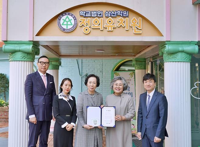 서울시 도봉구 정의유치원에서 치아건강 실천 유치원 인증식을 진행하고 있다. (왼쪽부터) 배성우 롯데웰푸드 마케팅본부장, 육정은 정의유치원 부원장, 김영희 정의유치원 원장, 황윤숙 대한치과위생사협회장, 이병진 충치예방연구회장(롯데웰푸드 제공).