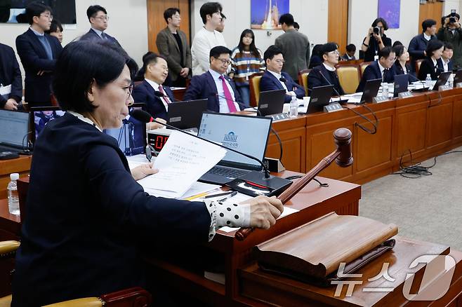 최민희 국회 과학기술정보방송통신위원회 위원장이 24일 오후 서울 여의도 국회에서 열린 방송통신위원회 및 소관 감사대상기관 전체 종합 국정감사에서 방문진 직원이 쓰러지자 "XX, 다 죽이네＂라고 욕설했다며 김태규 방송통신위원장 직무대행을 국회모욕죄로 고발하기로 의결하고 있다. 2024.10.24/뉴스1 ⓒ News1 안은나 기자