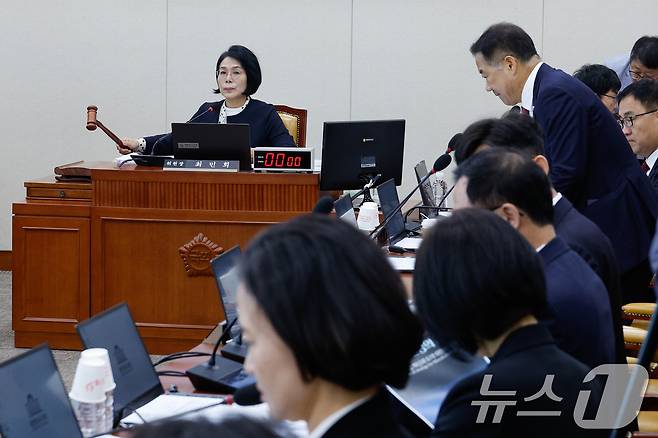 최민희 국회 과학기술정보방송통신위원회 위원장이 24일 서울 여의도 국회에서 열린 방송통신위원회 및 소관 감사대상기관 전체 종합 국정감사 개시를 알리고 있다. 2024.10.24/뉴스1 ⓒ News1 안은나 기자