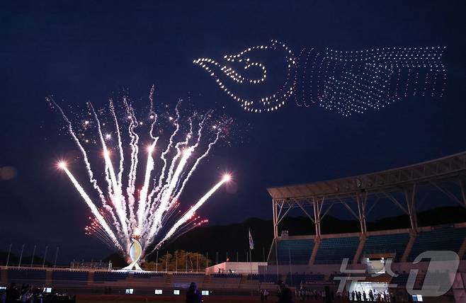 25일 제44회 전국장애인체전 개회식이 열린 김해종합운동장에서 드론쇼와 함께 불꽃이 터지고 있다.(경남도 제공)