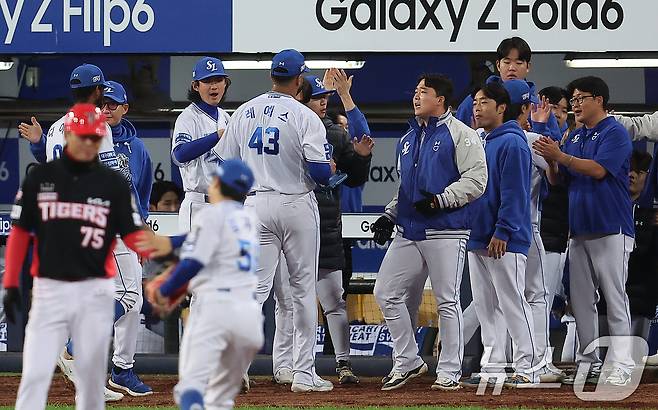 25일 오후 대구 삼성라이온즈파크에서 열린 프로야구 '2024 신한 SOL 뱅크 KBO 포스트시즌' 한국시리즈 3차전 KIA 타이거즈와 삼성 라이온즈의 경기, 삼성 더그아웃 선수들이 1회초 이닝을 실점 없이 마친 선발 레예스를 반갑게 맞이하고 있다. 2024.10.25/뉴스1 ⓒ News1 김진환 기자