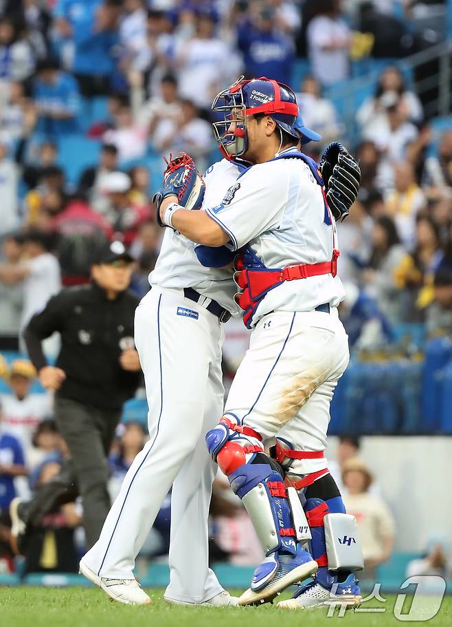 13일 오후 대구 삼성라이온즈파크에서 열린 프로야구 '2024 신한 SOL 뱅크 KBO 포스트시즌' 플레이오프 1차전 LG 트윈스와 삼성 라이온즈의 경기, 10대 4 승리를 거둔 삼성 김재윤 투수와 강민호 포수가 기쁨을 나누고 있다. 2024.10.13/뉴스1 ⓒ News1 공정식 기자