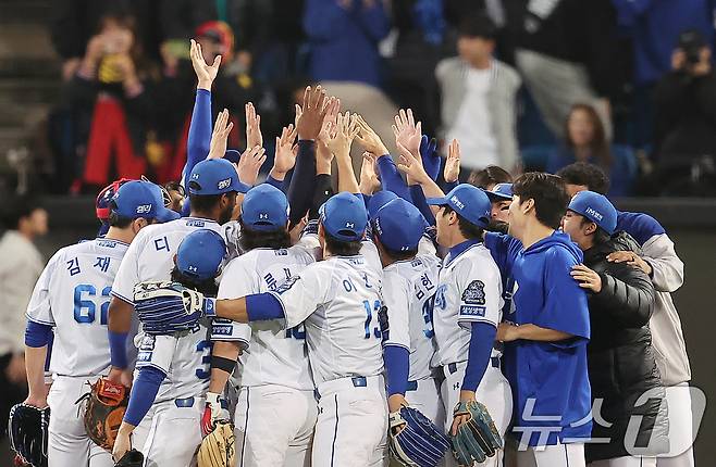 25일 오후 대구 삼성라이온즈파크에서 열린 프로야구 '2024 신한 SOL 뱅크 KBO 포스트시즌' 한국시리즈 3차전 KIA 타이거즈와 삼성 라이온즈의 경기, 4대2 승리를 거두며 2패 뒤 1승을 거둔 삼성 선수들이 기쁨을 나누고 있다. 2024.10.25/뉴스1 ⓒ News1 김진환 기자