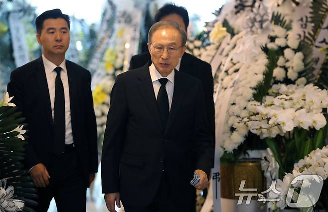 이명박 전 대통령이 24일 오전 서울 송파구 아산병원 장례식장에 마련된 친형인 고(故) 이상득 전 의원 빈소로 들어서고 있다. 제17대 국회에서 국회부의장을 지낸 이 전 의원은 23일 향년 89세, 노환으로 별세했다. 발인은 26일 오전 6시30분 서울 강남구 소망교회 선교관에서 엄수될 예정이다. 2024.10.24/뉴스1 ⓒ News1 박세연 기자