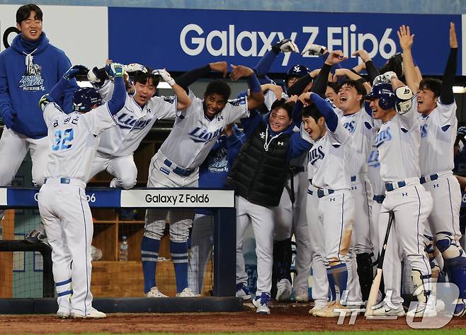 25일 오후 대구 삼성라이온즈파크에서 열린 프로야구 '2024 신한 SOL 뱅크 KBO 포스트시즌' 한국시리즈 3차전 KIA 타이거즈와 삼성 라이온즈의 경기 7회말 삼성 공격 선투타자 김헌곤이 솔로 홈런을 친 뒤 동료들과 하트 세리머니를 하고 있다. 2024.10.25/뉴스1 ⓒ News1 장수영 기자