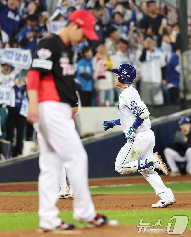 25일 오후 대구 삼성라이온즈파크에서 열린 프로야구 '2024 신한 SOL 뱅크 KBO 포스트시즌' 한국시리즈 3차전 KIA 타이거즈와 삼성 라이온즈의 경기 7회말 삼성 공격 선투타자 김헌곤이 솔로 홈런을 친 뒤 베이스를 돌고 있다. 2024.10.25/뉴스1 ⓒ News1 장수영 기자