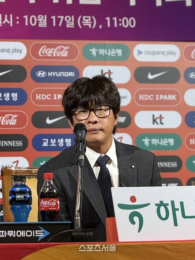 여자축구대표팀 신상우 감독이 17일 서울 신문로 축구회관에서 열린 취임 기자회견에서 질문을 듣고 있다. 신문로 | 정다워 기자