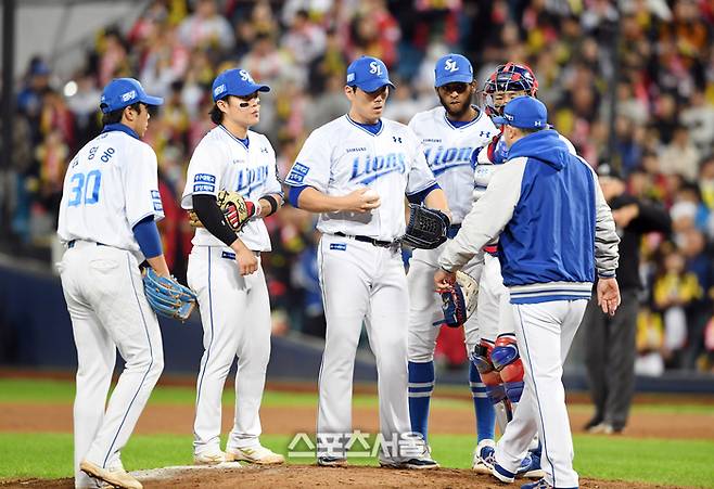 삼성 박진만 감독(오른쪽)이 25일 대구삼성라이온즈파크에서 열린 2024 KBO 한국시리즈 3차전 KIA전 9회초 1사 1루 상황에서 직접 마운드를 방문해 선수들과 이야기를 나누고 있다. 대구 | 박진업 기자 upandup@sportsseoul.com