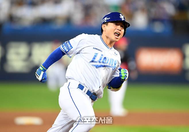 삼성 김헌곤이 25일 대구삼성라이온즈파크에서 열린 2024 KBO 한국시리즈 KIA와 3차전에서 7회말 솔로포를 때린 후 기뻐하고 있다. 대구 | 박진업 기자 upandup@sportsseoul.com