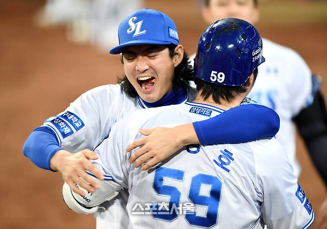 삼성 구자욱이 25일 대구삼성라이온즈파크에서 열린 2024 KBO 한국시리즈 3차전 KIA전에 부상으로 출전하지 못하는 가운데 7회말 무사 김헌곤에 이어 연속 타자 홈런을 친 박병호와 포옹을 하며 기뻐하고 있다. 대구 | 박진업 기자 upandup@sportsseoul.com