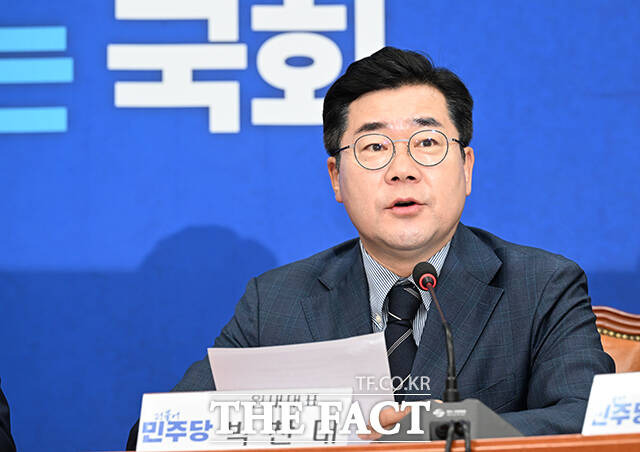 박찬대 더불어민주당 원내대표는 25일 국회에서 열린최고위원회의에서 이재명 대표의 부인 김혜경 씨와 윤석열 대통령 배우자 김건희 여사에 대한 검찰의 처분을 두고 형평성 문제를 제기했다. /박헌우 기자