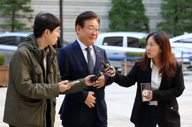 이재명 더불어민주당 대표가 25일 오전 서울 서초구 서울중앙지방법원에서 열린 '대장동 배임·성남FC 뇌물' 특정범죄가중처벌등에관한법률위반(뇌물) 등 1심 속행 공판에 출석하고 있다. /뉴스1