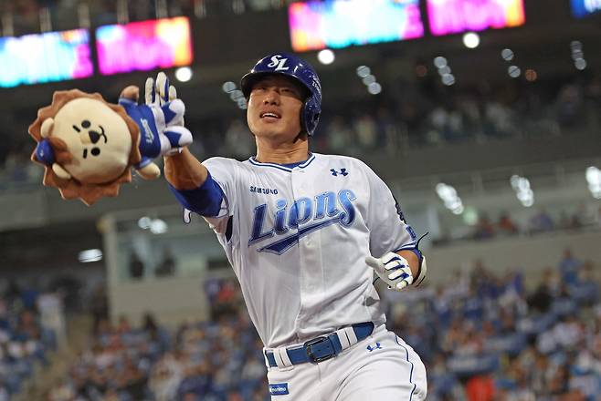 25일 대구 수성구 대구삼성라이온즈파크에서 열린 2024 KBO 포스트시즌 한국시리즈 3차전 KIA 타이거즈와 삼성 라이온즈의 경기, 3회말 1사 주자없는 상황 삼성 이성규가 선제 솔로홈런을 치고 팬들에게 인형을 선물하고 있다./뉴시스