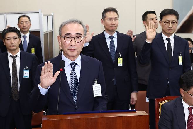 김영섭 KT 대표이사가 25일 오후 서울 여의도 국회 과학기술정보방송통신위원회에서 열린 과학기술정보통신부·원자력안전위원회·우주항공청 등에 대한 종합 국정감사에서 증인 선서를 하고 있다. 오른쪽부터 윤태양 삼성전자 부사장, 김경훈 구글코리아 대표 등./뉴스1