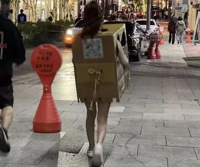 박스옷 입고 가슴 만지게 했던 여자 근황...