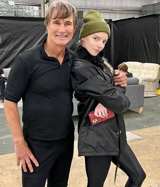 뭔가 많이 익숙한 폰케이스를 쓰는 퀸스갬빗 여배우jpg