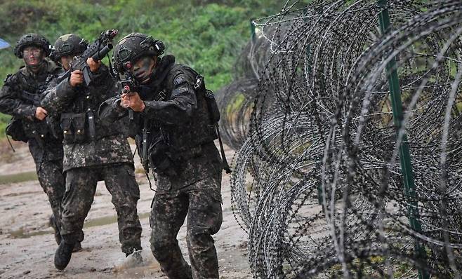 육군 제7보병사단 상승불사조여단은 강원도 인제 육군과학화전투훈련단에서 호주군과 함께 최초로 '한-호 연합 KCTC 훈련'을 실시했다고 25일 밝혔다. 여단전투단 장병들이 목표 건물을 향해 기동하고 있다. 사진=육군 제공