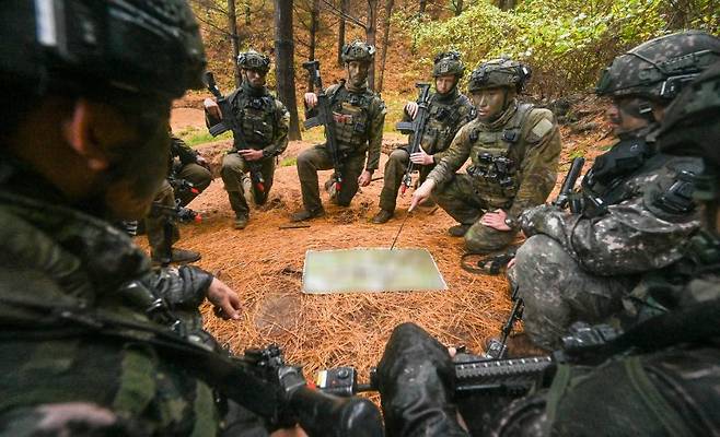 육군 제7보병사단 상승불사조여단은 강원도 인제 육군과학화전투훈련단에서 호주군과 함께 최초로 '한-호 연합 KCTC 훈련'을 실시했다고 25일 밝혔다. 한-호주 연합 장병들이 산악지역전투 전 명령하달을 실시하고 있다. 사진=육군 제공