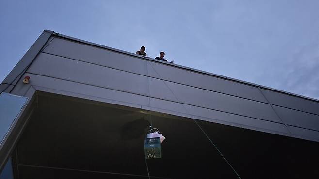 김경숙열사기념사업회·한국여성노동자회는 25일 오후 경북 구미시 한국옵티칼하이테크 공장에서 고공농성 중인 해고노동자 박정혜(38)·소현숙(41)씨제11회 올해의 여성노동운동자상 ‘김경숙상’을 전달하고 있다. 김규현 기자