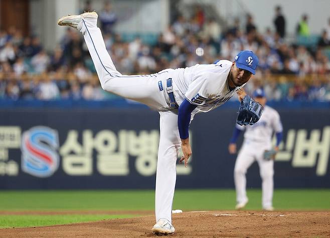 삼성 라이온즈 선발 투수 데니 레예스가 25일 대구 삼성라이온즈파크에서 열린 2024 KBO 포스트시즌 한국시리즈 3차전 기아(KIA) 타이거즈와 경기에서 역투하고 있다. 연합뉴스