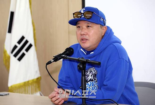 박진만 감독이 2024 프로야구 KBO 포스트시즌 삼성라이온즈와 KIA타이거즈의 한국시리즈(KS) 3차전이 열리는 25일 오후 대구 삼성라이온즈파크에서 경기를 앞두고 취재진과 인터뷰를 하고 있다. 대구=김민규 기자 mgkim1@edaily.co.kr /2024.10.25/