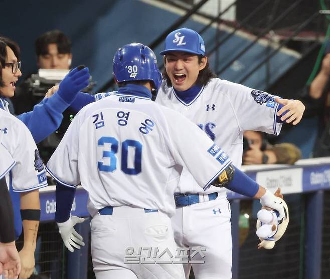 2024 프로야구 KBO 포스트시즌 삼성라이온즈와 KIA타이거즈의 한국시리즈(KS) 3차전 경기가 25일 오후 대구 삼성라이온즈파크에서 열렸다. 5회말 1사 김영웅이 솔로홈런을 치고 홈인해 구자욱의 축하를 받고 있다. 대구=김민규 기자 mgkim1@edaily.co.kr /2024.10.25/