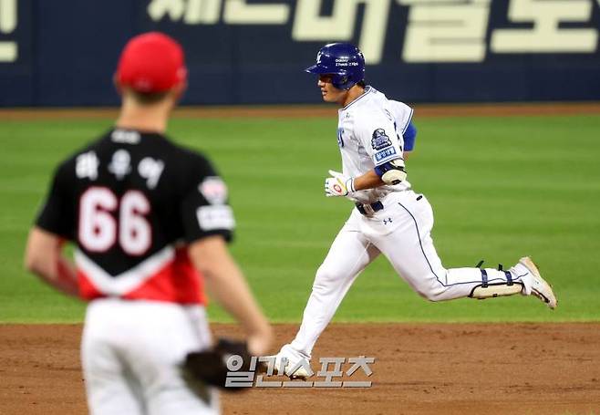 2024 프로야구 KBO 포스트시즌 삼성 라이온즈와 KIA 타이거즈의 한국시리즈(KS) 3차전 경기가 25일 오후 대구 삼성라이온즈파크에서 열렸다. 3회말 1사 솔로홈런을 친 이성규가 베이스를 돌고 있다. 대구=김민규 기자 mgkim1@edaily.co.kr /2024.10.25/