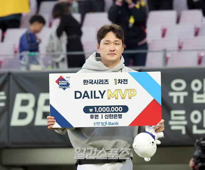 서스펜디드된 한국시리즈 1차전 삼성과 KIA의 경기가 23일 오후 광주 기아챔피언스필드에서 열렸다. KIA가 5-1 승리헸다. 경기 종료 후 전상현이 1차전 MVP를 받고 있다. 광주=정시종 기자&nbsp; /2024.10.23.