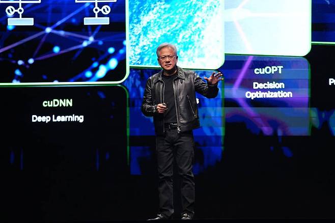 젠슨 황 엔비디아 최고경영자가 현지시간으로 10월 24일 뭄바이에서 열린 엔비디아 AI 서밋에서 발표 중이다 / 출처=엔비디아