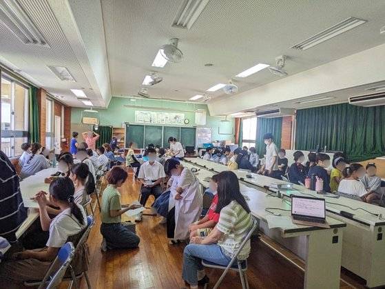 지난해 9월 일본 류큐대 의대생들이 오키나와현의 한 섬 지역에서 의료 봉사를 하고 있다. 사진 나기사 씨