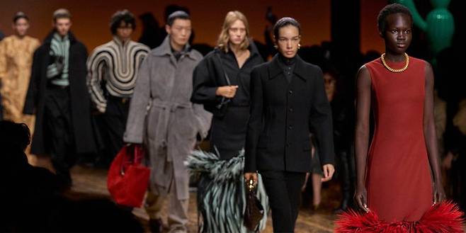 과거와 미래를 잇기 위한 재생의 여정을 표현한 2024년 겨울 컬렉션 런웨이. [사진 보테가 베네타]