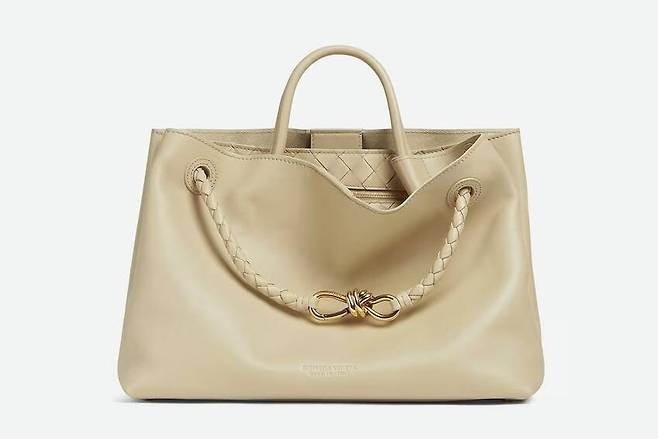 2024년 겨울 시즌을 맞아 선보인 중간 크기의 안디아모 백. [사진 보테가 베네타]