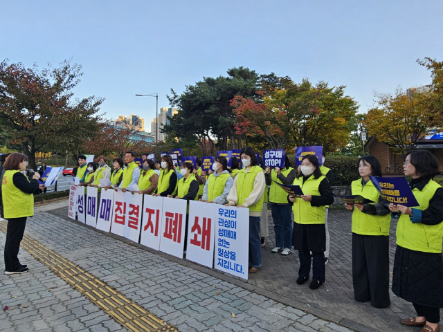 ▲ 원주가정폭력성폭력상담소 등 여성권익증진기관 및 인권 단체 14곳은 24일 무실동 법조사거리에서 ‘성매매 집결지 폐쇄를 위한 기자회견’을 열었다.