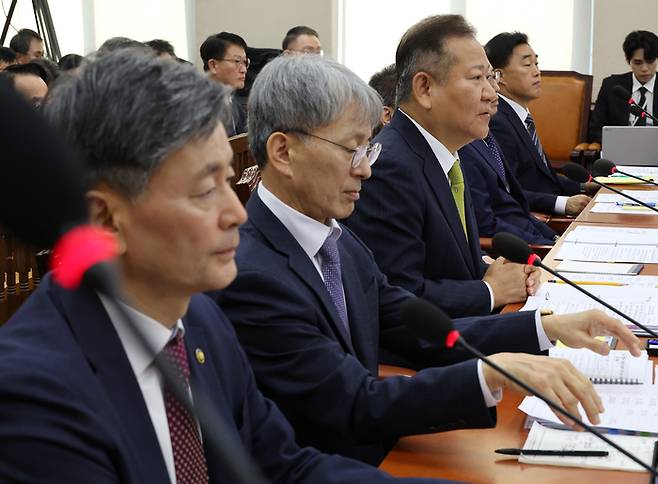 25일 오전 서울 여의도 국회에서 열린 행정안전위원회의 행정안전부, 중앙선거관리위원회, 경찰청 등의 종합국정감사에서 이상민 행정안전부 장관이 의원 질의에 답변하고 있다. 왼쪽부터 조지호 경찰청장, 김광동 진실화해위원회 위원장, 이상민 행정안전부 장관, 허석곤 소방청장. 연합뉴스