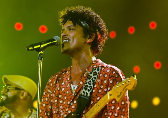 Bruno Mars performs at his concert in Korea last year. [YONHAP]