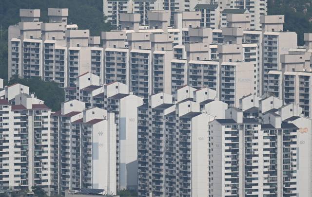 서울 용산구 남산서울타워에서 서울 시내 아파트들이 보이고 있다. 윤웅기자