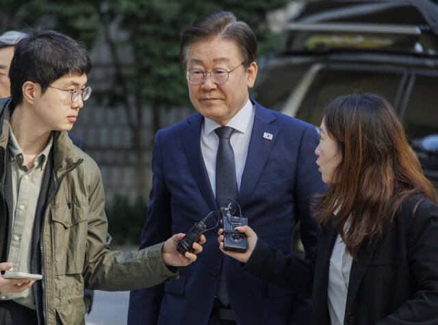 더불어민주당 이재명 대표가 25일 오전 서울 서초구 서울중앙지법에서 열린 '대장동 배임·성남FC 뇌물' 1심 속행 공판에 출석하고 있다. 연합뉴스