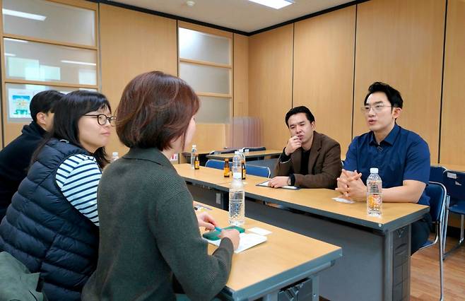 엠브로컴퍼니 임형재 대표와 솔루션 신청자 이환희 작가, 홍은종합사회복지관 관계자들이 대화를 나누고 있다./ 사진제공 = 홍은종합사회복지관