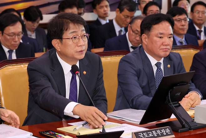 박상우 국토부 장관이 디딤돌대출 한도 축소 기습 시행과 취소 등 오락가락 행보에 대해 사과했다. 사진은 박 장관이 지난 24일 서울 여의도 국회에서 열린 국토교통위원회 종합감사에서 의원 질문에 답변하던 모습. /사진=뉴시스