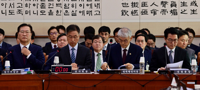 박성재·심우정 한자리　   박성재(앞줄 왼쪽) 법무부 장관과 심우정(〃 오른쪽) 검찰총장이 25일 오전 국회에서 열린 법제사법위원회 종합감사에 함께 출석해 있다.  문호남 기자