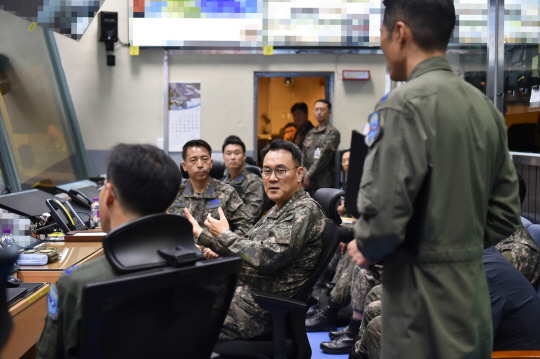 경기도 평택 오산공군기지 내 공군작전사령부 우주작전센터와 주한미우주군사령부를 방문한 김명수 합동참모의장. 합동참모본부 제공