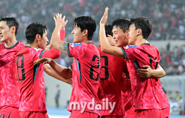 15일 오후 경기도 용인 미르스타디음에서 진행된 '2026 국제축구연맹(FIFA) 북중미 월드컵 아시아 지역 3차 예선 B조 4차' 대한민국-이라크와의 경기에서 후반 이재성이 세 번째 골을 넣은 뒤 기뻐하고 있다. / 용인 = 곽경훈 기자