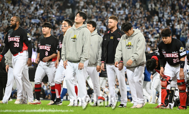 25일 오후 대구광역시 연호동 대구삼성라이온즈파크에서 진행된 '2024 프로야구 KBO리그 포스트시즌' 한국시리즈 3차전 삼성라이온즈와 KIA타이거즈의 경기. 기아 선수들이 2-4로 패한 뒤 아쉬워 하고 있다./대구=송일섭 기자 andlyu@mydaily.co.kr