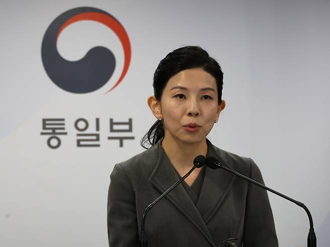 통일부 김인애 부대변인이 25일 서울 종로구 정부서울청사에서 정례브리핑을 하고 있다. [연합]